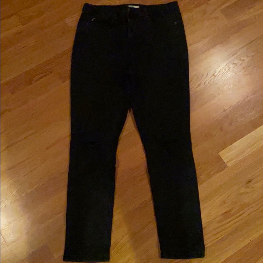 BLACK RIPPED JEANS